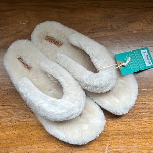 NWT OluKai Kipe’a Heu fuzzy flip flop slippers women’s size 9